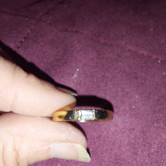 Gold toned solitaire ring, size 7 - Picture 5 of 6